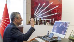 CHP Lideri &Ouml;zel, Atat&uuml;rk B&uuml;st&uuml;n&uuml; Fırtınadan Koruyan &Ouml;ğrencilerle G&ouml;r&uuml;şt&uuml;