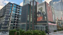 CHP'li &Ccedil;ift&ccedil;i Erol Temur&ccedil;i İmamoğlu Posterine Dilek&ccedil;e Verdi: 'Biz Hırsıza Hırsız Deriz'