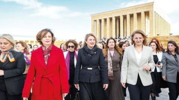 CHP'li Kadınlar Anıtkabir'de