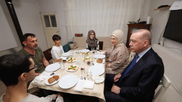 Cumhurbaşkanı Erdoğan, İstanbul'daki Kayacık Ailesinin İftar Sofrasına Konuk Oldu