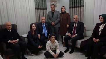 Cumhurbaşkanı Erdoğan ve Bah&ccedil;eli'den Depremzedelere Destek Ziyareti