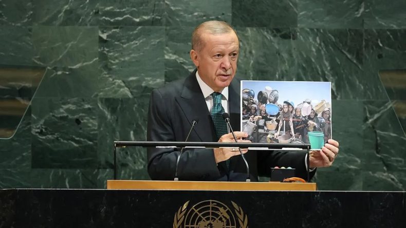 Cumhurbaşkanı Erdoğan, Yılın En İyi D&ouml;rt Karesini Belirledi