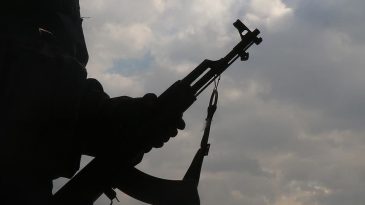 DEAŞ Ter&ouml;r &Ouml;rg&uuml;t&uuml;n&uuml;n Suriye'de Ger&ccedil;ekleştirdiği Saldırı: 4 G&uuml;venlik G&ouml;revlisi Şehit Oldu