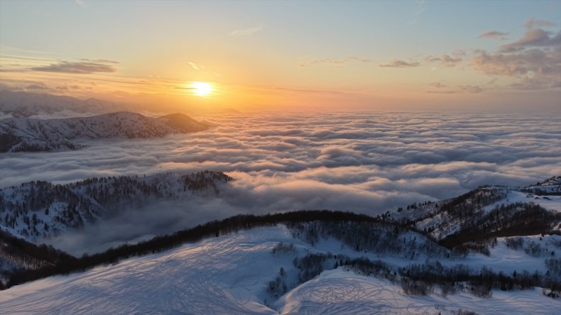 Deniz Manzaralı Yaylada Bulutların B&uuml;y&uuml;leyici G&ouml;r&uuml;n&uuml;m&uuml;