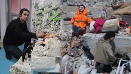 Depremlerden Etkilenen Sanat&ccedil;ı: &Uuml;&ccedil; Ayda Tamamlıyor! "Kendi İ&ccedil;imden Geliyor ve Şekil Vermeye Başlıyorum"