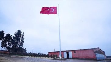 Dev T&uuml;rk Bayrağı, &Ccedil;irkin Saldırının Yapıldığı B&ouml;lgeye Asıldı