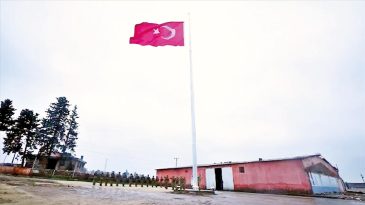 Dev T&uuml;rk Bayrağı Sınırda Dalgalanıyor