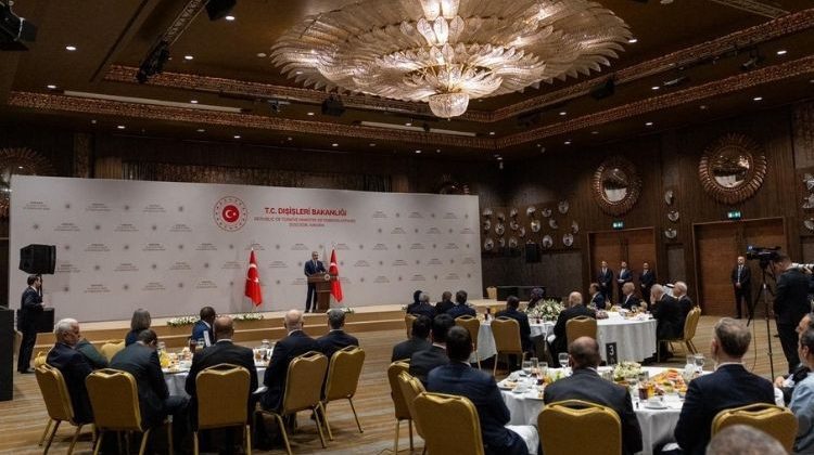 Dışişleri Bakanı Hakan Fidan, İİT &Uuml;ye ve G&ouml;zlemci &Uuml;lkelerin Ankara B&uuml;y&uuml;kel&ccedil;ileriyle Buluştu
