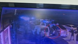 Diyarbakır- Y&uuml;r&uuml;yerek geldiği halı saha &ouml;n&uuml;nde yığılan yaralıya, ma&ccedil;tan &ccedil;ıkan doktorlar m&uuml;dahale etti