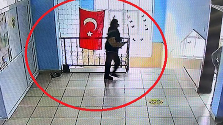 Diyarbakır'da Okulda Bayrak Görüntüsü Beğeni Aldı: Öğrenciden Alkışlanacak Davranış