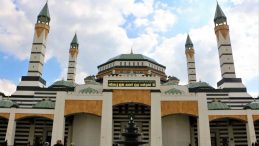 Diyarbakır'da Teravih Namazı Sonrası Ayakkabısını Bulamayan Şahıs Caminin G&ouml;revlilerine Saldırdı