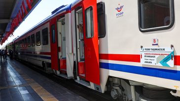 Diyarbakır'da tren &ccedil;arpması sonucu bir yaya hayatını kaybetti