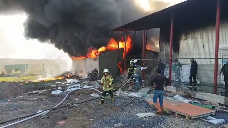 Diyarbakır'daki Plastik Poşet Fabrikasında Alevler Yükseldi