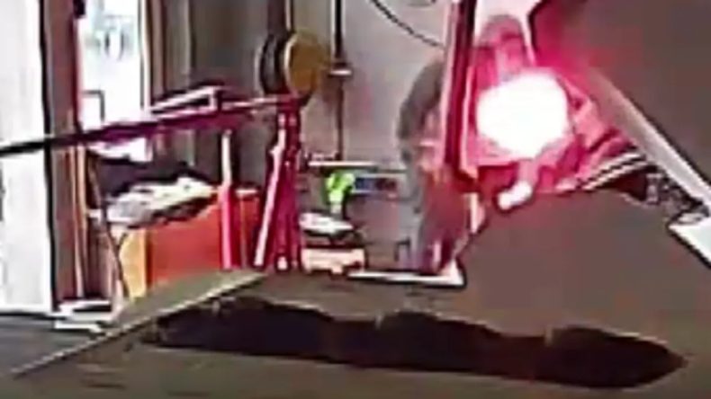 Diyarbakır&rsquo;da Yağ D&ouml;k&uuml;len Soba Alev Aldı: O Anlar G&ouml;r&uuml;nt&uuml;lendi!