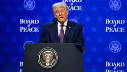 Donald Trump&rsquo;tan g&uuml;mr&uuml;k vergisi kararına sert tepki: Bana bir &uuml;lkeyi yok etme yetkisi veriyor ama g&uuml;mr&uuml;k vergisi koyamıyorum &ouml;yle mi?