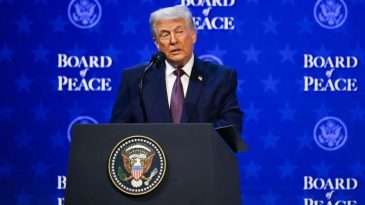 Donald Trump&rsquo;tan g&uuml;mr&uuml;k vergisi kararına sert tepki: Bana bir &uuml;lkeyi yok etme yetkisi veriyor ama g&uuml;mr&uuml;k vergisi koyamıyorum &ouml;yle mi?