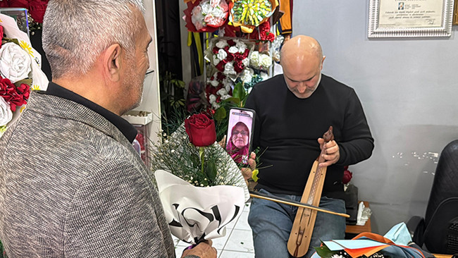 D&uuml;kkanın Camına Astı: 65 Yaş &Uuml;st&uuml;ne &Uuml;cretsiz G&uuml;l Veriyor!