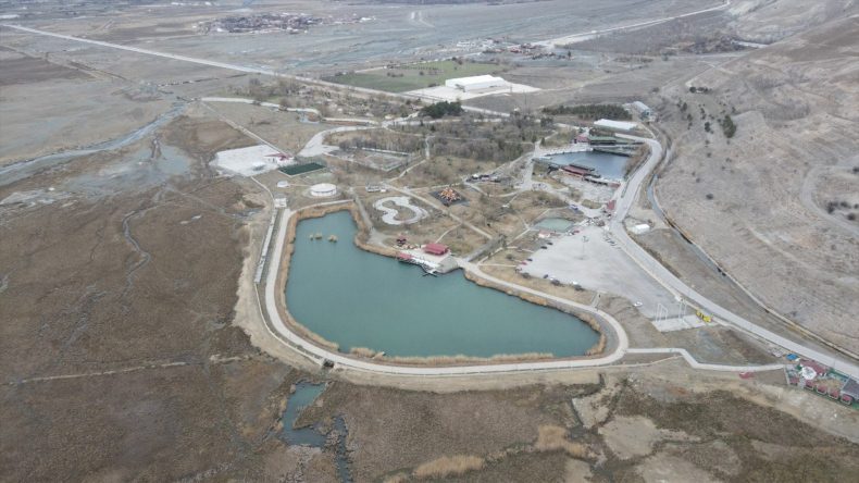 D&uuml;nyada Ender G&ouml;r&uuml;len Doğal Oluşumlardan Biri: 5 Farklı Su Kaynağı Birbirine Karışmadan Akıyor