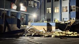 D&uuml;zce'de &Ccedil;atısı U&ccedil;an Liseye Eğitim Ara Verildi