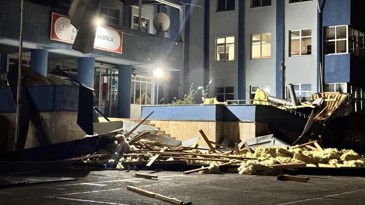 Düzce'de Çatısı Uçan Liseye Eğitim Ara Verildi