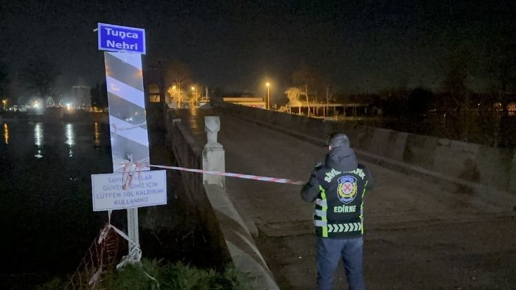 Edirne'de Uyarılar Devam Ediyor: Tunca K&ouml;pr&uuml;s&uuml; Trafiğe Kapalı