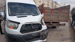 Elazığ'da Ters Y&ouml;ne Giren Kamyonet &Ouml;ğrenci Servisiyle &Ccedil;arpıştı! 9 &Ouml;ğrenci Yaralandı