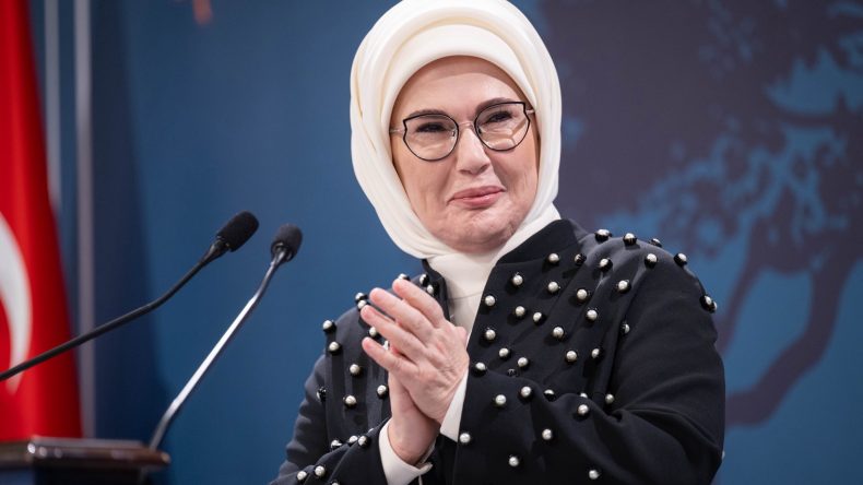 Emine Erdoğan: Batılı bir imaj taşımayan her kadının &ccedil;ağdışı sayıldığına &uuml;z&uuml;lerek şahit oluyoruz