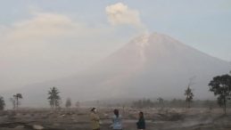 Endonezya'nın Semeru Yanardağı'nda 5 Patlama Ger&ccedil;ekleşti