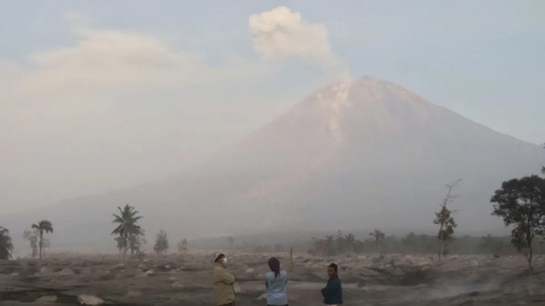 Endonezya'nın Semeru Yanardağı'nda 5 Patlama Ger&ccedil;ekleşti
