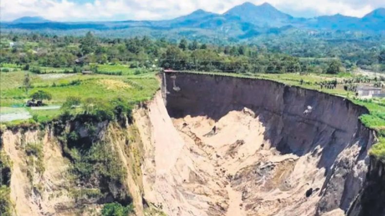 Endonezya’da Devasa Çukur Korkuttu