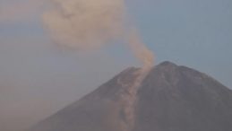 Endonezya&rsquo;da Semeru Yanardağı'nda 3 Saatte 7 Patlama Meydana Geldi