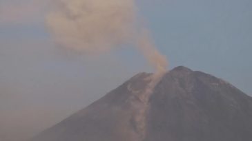 Endonezya&rsquo;da Semeru Yanardağı'nda 3 Saatte 7 Patlama Meydana Geldi