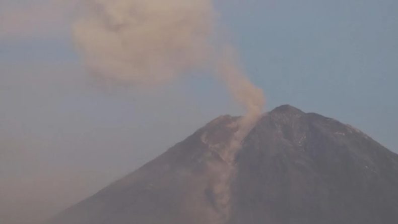 Endonezya&rsquo;da Semeru Yanardağı'nda 3 Saatte 7 Patlama Meydana Geldi