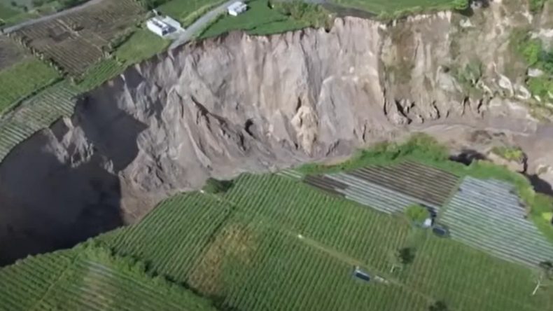 Endonezya’da toprak yarıldı: 100 metre derinliğinde dev çukur oluştu