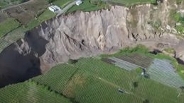 Endonezya&rsquo;da toprak yarıldı: 100 metre derinliğinde dev &ccedil;ukur oluştu