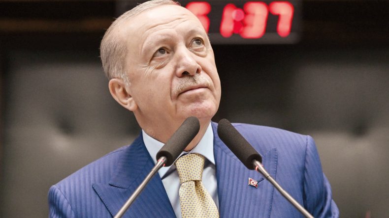 Erdoğan'dan 'Laiklik Bildirisi'ne Tepki: Noel S&uuml;slemelerinden Rahatsız Olmazlar