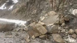 Erzincan'da 4,9 B&uuml;y&uuml;kl&uuml;ğ&uuml;nde Deprem: Kaya Par&ccedil;aları Yola D&uuml;şt&uuml;!