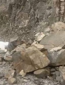 Erzincan'da 4,9 B&uuml;y&uuml;kl&uuml;ğ&uuml;nde Deprem: Kaya Par&ccedil;aları Yola D&uuml;şt&uuml;!