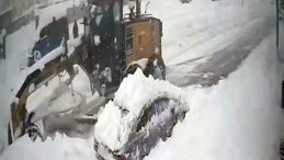 Erzincan'da İş Makinesi Kazası: Kara G&ouml;m&uuml;len Otomobile &Ccedil;arptı!