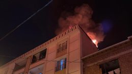 Esenyurt'ta 5 Katlı Binanın &Ccedil;atısında Yangın