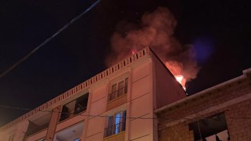 Esenyurt'ta 5 Katlı Binanın &Ccedil;atısında Yangın
