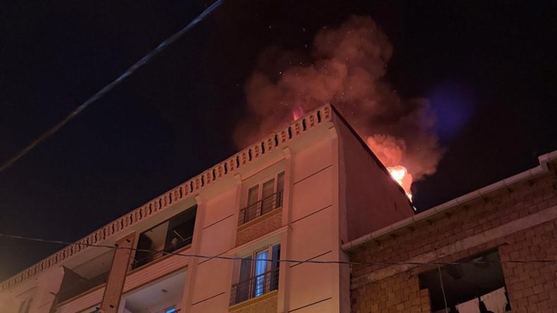 Esenyurt'ta 5 Katlı Binanın &Ccedil;atısında Yangın