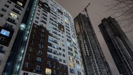 Esenyurt'ta bir sitede 2 kişi silahla vurulmuş halde &ouml;l&uuml; bulundu