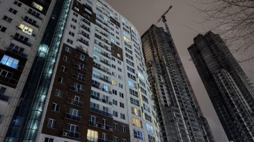 Esenyurt'ta bir sitede 2 kişi silahla vurulmuş halde &ouml;l&uuml; bulundu