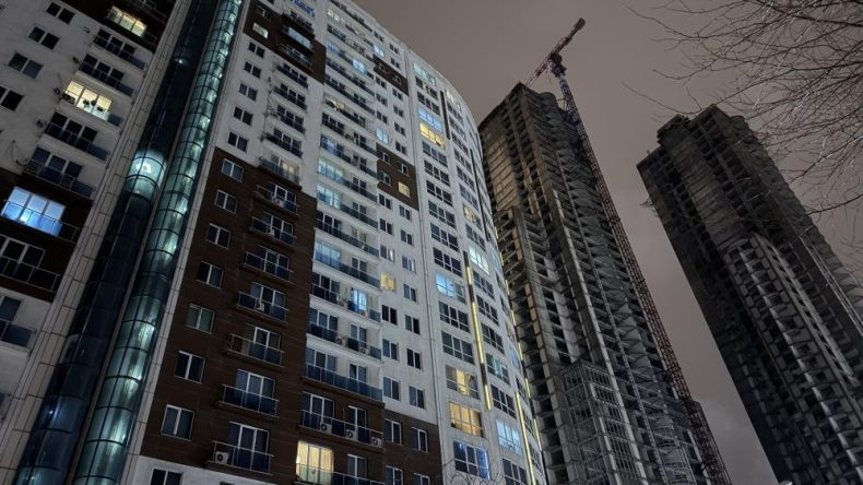 Esenyurt'ta bir sitede 2 kişi silahla vurulmuş halde &ouml;l&uuml; bulundu