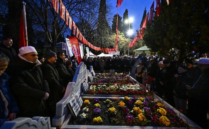 Eski başbakanlardan Necmettin Erbakan kabri başında anıldı