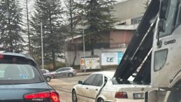 Eskişehir&rsquo;de faciaya ramak kala: Kamyondaki demirler &ouml;ndeki araca ok gibi saplandı!