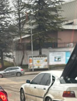 Eskişehir&rsquo;de faciaya ramak kala: Kamyondaki demirler &ouml;ndeki araca ok gibi saplandı!