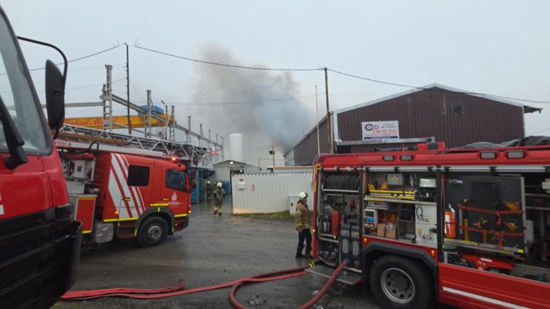 Ey&uuml;psultan'da &Uuml;&ccedil; İş Yerinde Yangın &Ccedil;ıktı