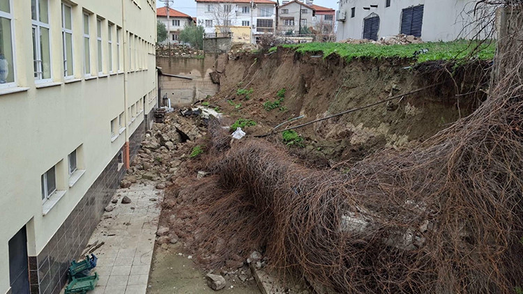 Facianın eşiğinden d&ouml;n&uuml;ld&uuml;: İstinat duvarı, lise bah&ccedil;esine &ccedil;&ouml;kt&uuml;